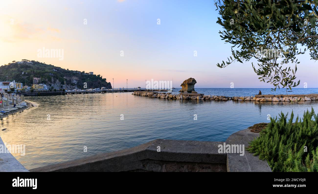 Blick auf Lacco Ameno auf der Insel Ischia. Blick auf den Fungo-Pilzfelsen, einen riesigen Tuffblock, der durch die unaufhörliche Erosion des Meeres und des Windes geformt wurde, f Stockfoto