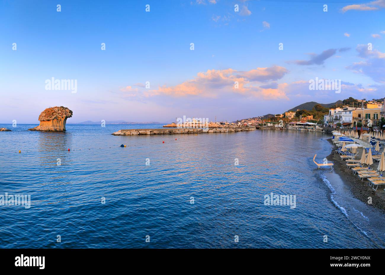 Blick auf Lacco Ameno auf der Insel Ischia. Blick auf den Fungo-Pilzfelsen, einen riesigen Tuffblock, der durch die unaufhörliche Erosion des Meeres und des Windes geformt wurde, f Stockfoto