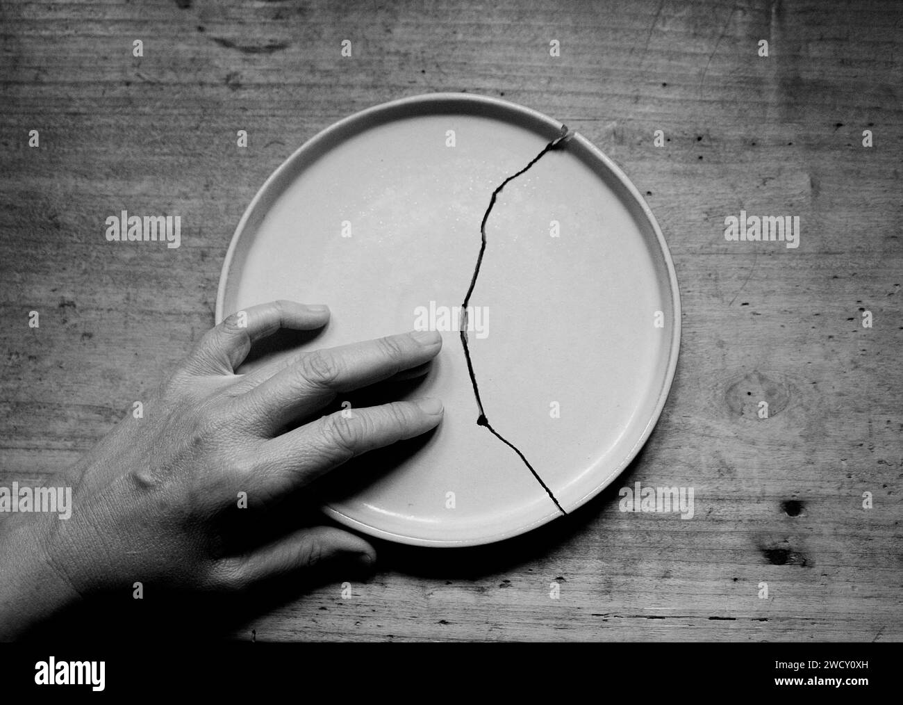 Die Hand, die die zerbrochene Platte streichelt II, baskenland Stockfoto