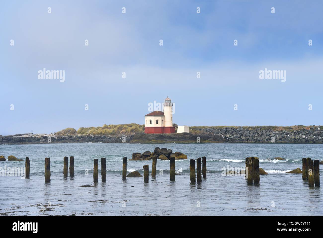 Cape Blanco Lighthouse ist der älteste Leuchtturm in Oregon. Es ist weiß mit Rot. Der blaue Himmel liegt über dem Leuchtturm. Stockfoto