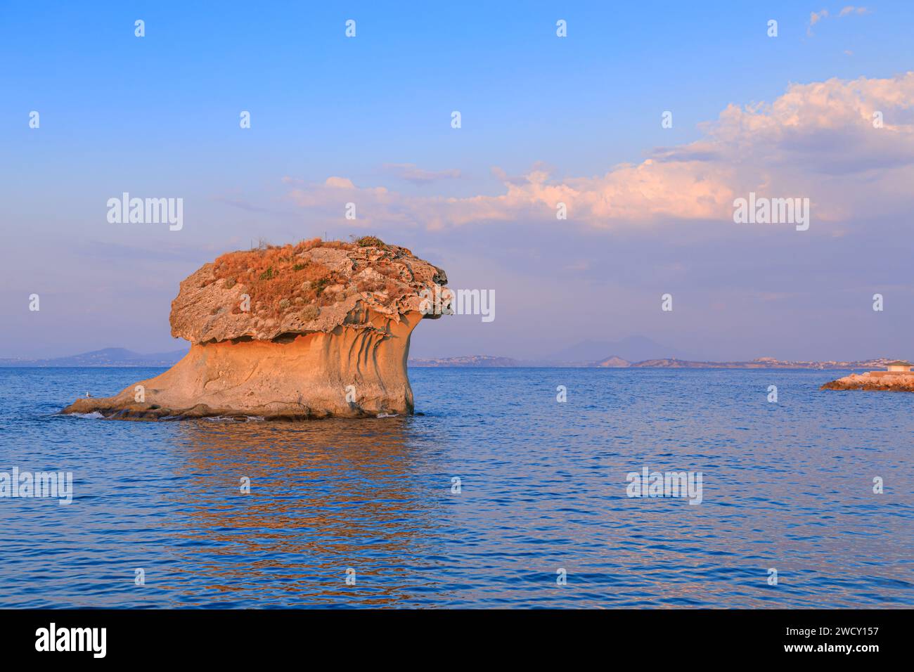 Blick auf Lacco Ameno auf der Insel Ischia. Blick auf den Fungo-Pilzfelsen, einen riesigen Tuffblock, der durch die unaufhörliche Erosion des Meeres und des Windes geformt wurde, f Stockfoto