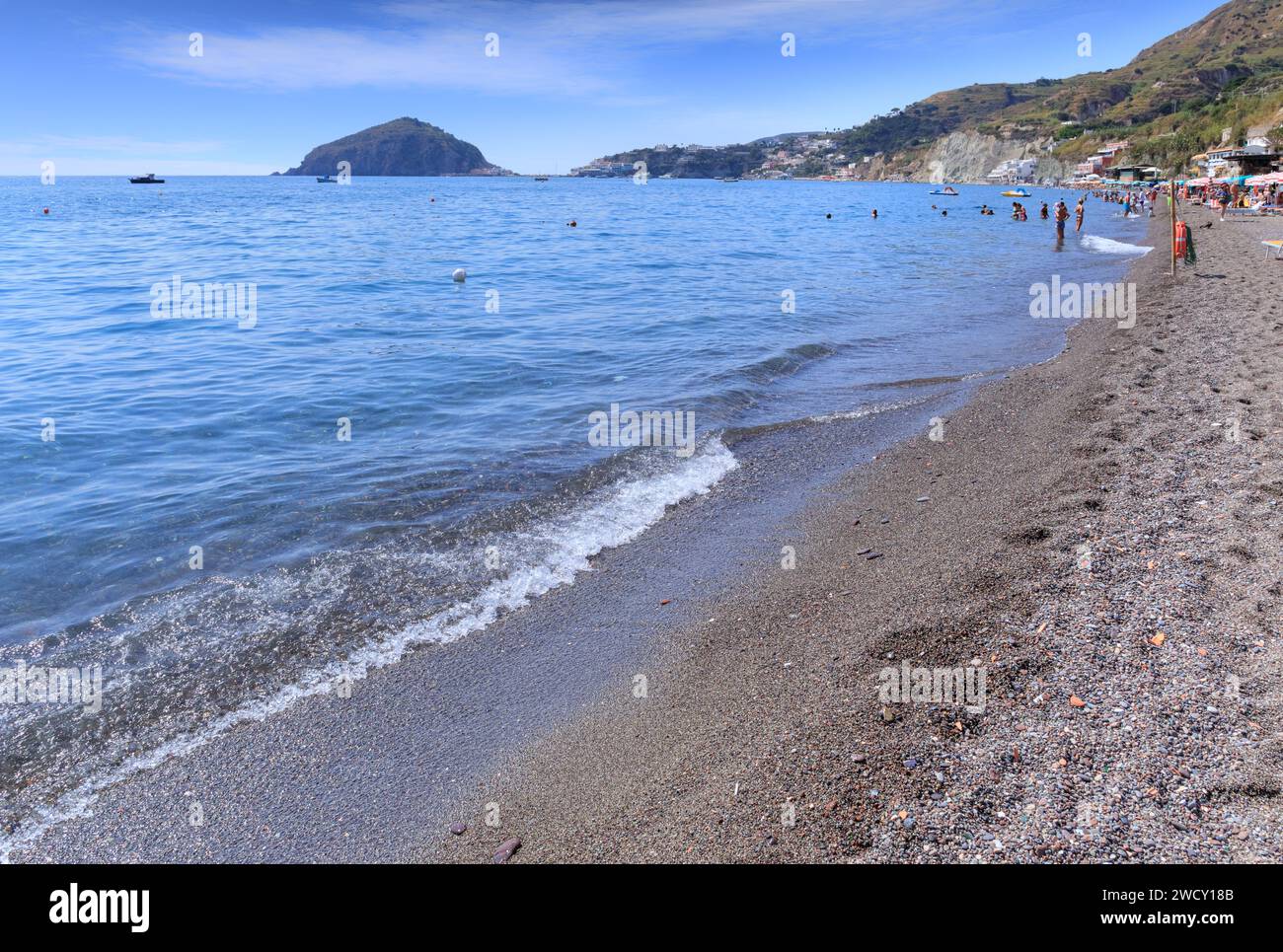 Schia Island in Italien: Panoramablick auf den Strand Maronti. Stockfoto