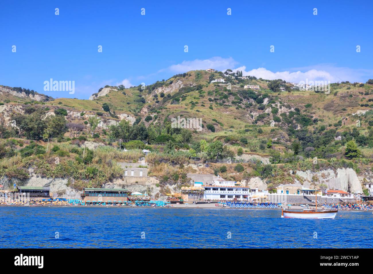 Insel Ischia in Italien: Panoramablick auf den Strand von Maronti. Stockfoto