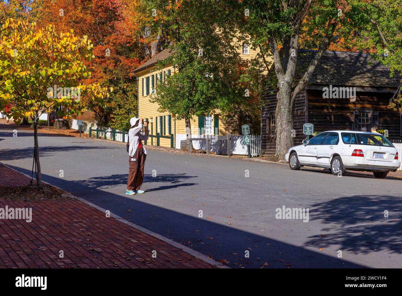 Old Salem, North Carolina, USA - 26. Oktober 2023: Touristen machen Fotos von dieser schönen historischen Stadt. Stockfoto