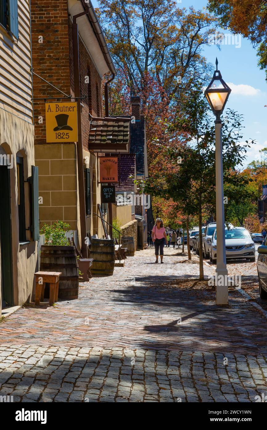 Old Salem, North Carolina, USA - 26. Oktober 2023: Blick auf die Schilder und Gebäude von Geschäften in dieser historischen Stadt. Stockfoto