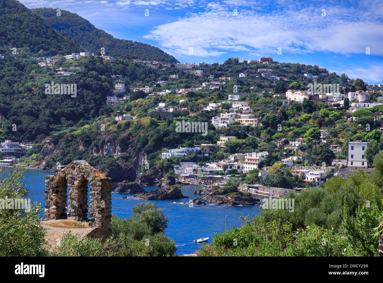 Blick auf die Insel Ischia in Italien vom aragonesischen Schloss aus. Stockfoto