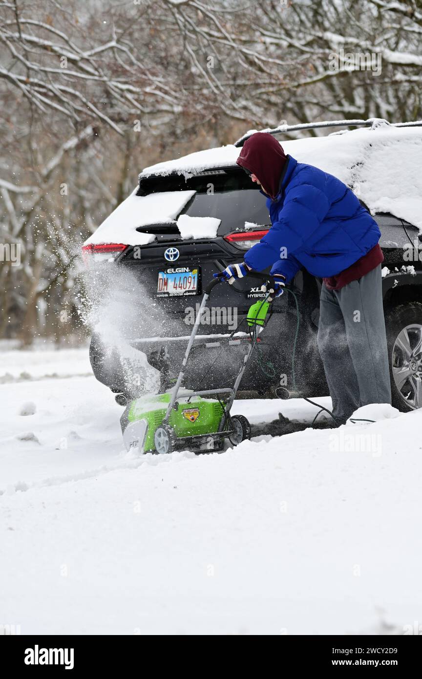 Streamwood, Illinois, USA. Ein Mann arbeitet, um Schnee aus seiner Auffahrt zu räumen, nachdem ein Wintersturm in den Vororten von Chicago stattgefunden hat. Stockfoto