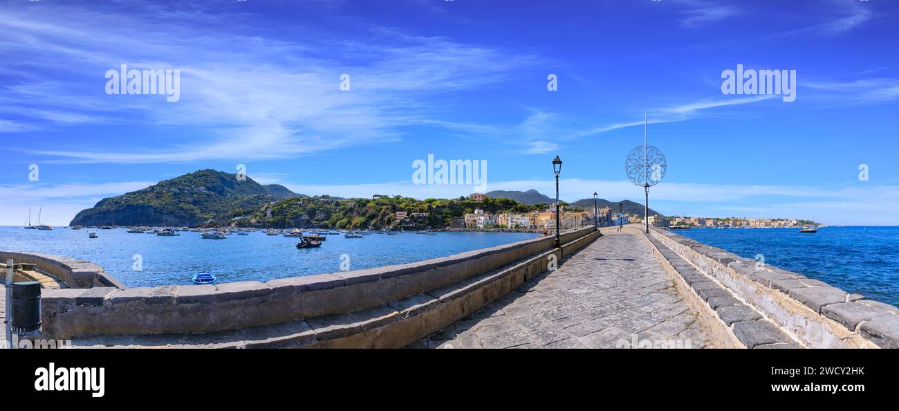 Panoramablick auf die Insel Ischia in Italien. Stadtbild von Ischia Ponte von der aragonesischen Burg. Stockfoto