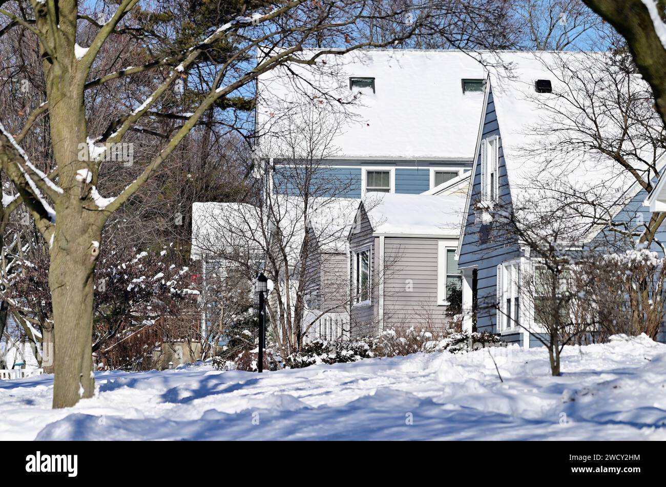 Glen Ellyn, Illinois, USA: Häuser in einem vornehmen Vorort von Chicago befinden sich inmitten der Überreste eines Wintersturms. Stockfoto