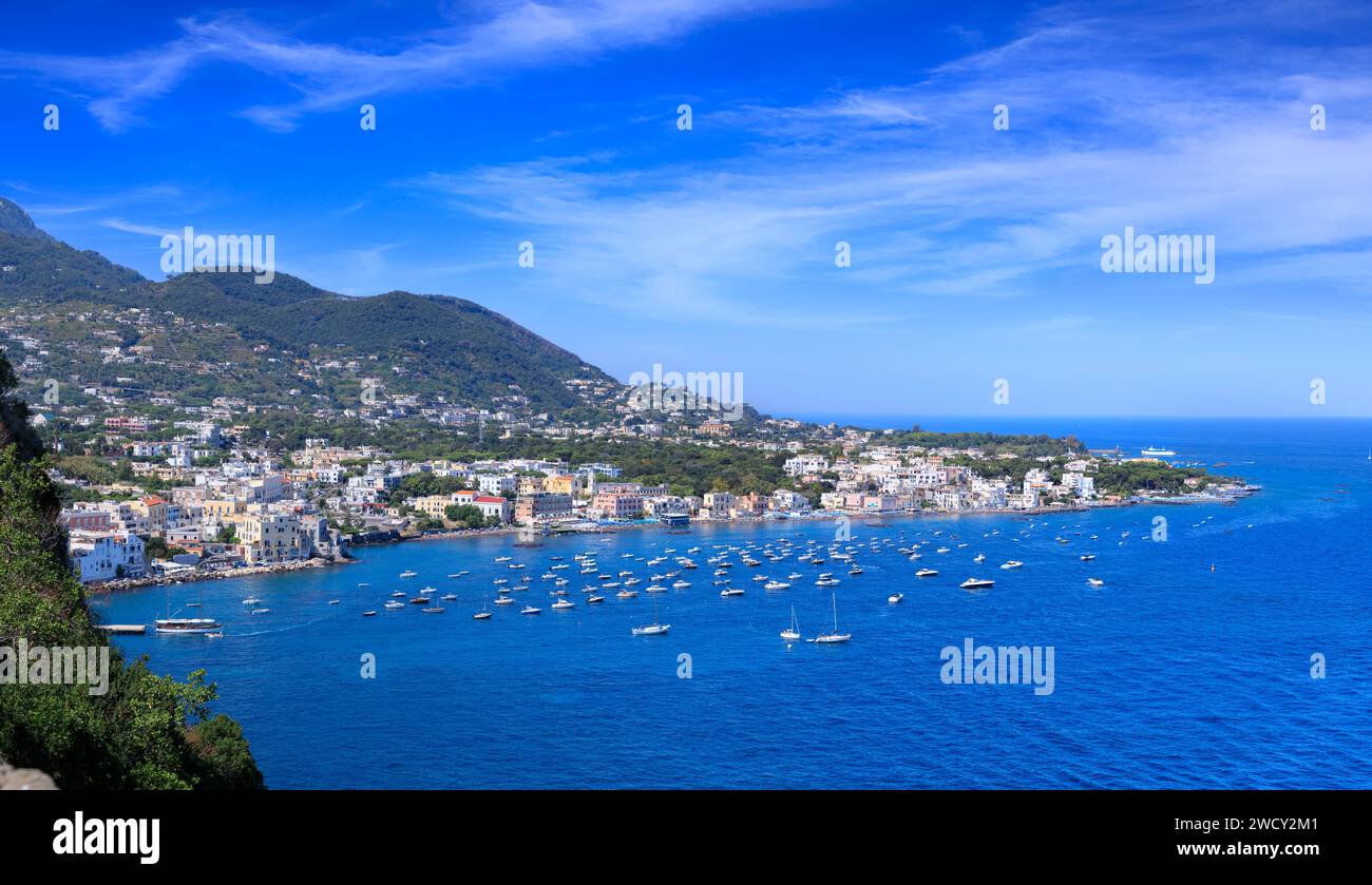 Panoramablick auf die Insel Ischia in Italien. Stadtbild von Ischia Ponte von der aragonesischen Burg. Stockfoto
