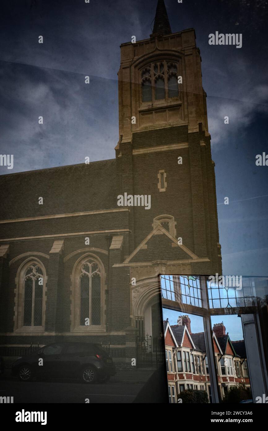 Abstrakte Reflexionen einer Kirche in einem Fenster und Häuser in einem Spiegel im Fenster. Kreativ. Schrullig. Konzept – Reflexionen durchschauen Stockfoto