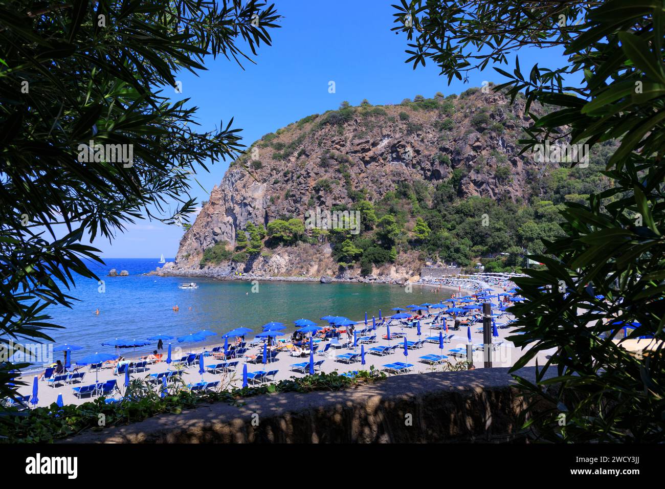Blick auf den Strand San Montano in der Gemeinde Lacco Ameno auf der Insel Ischia, Italien. Stockfoto