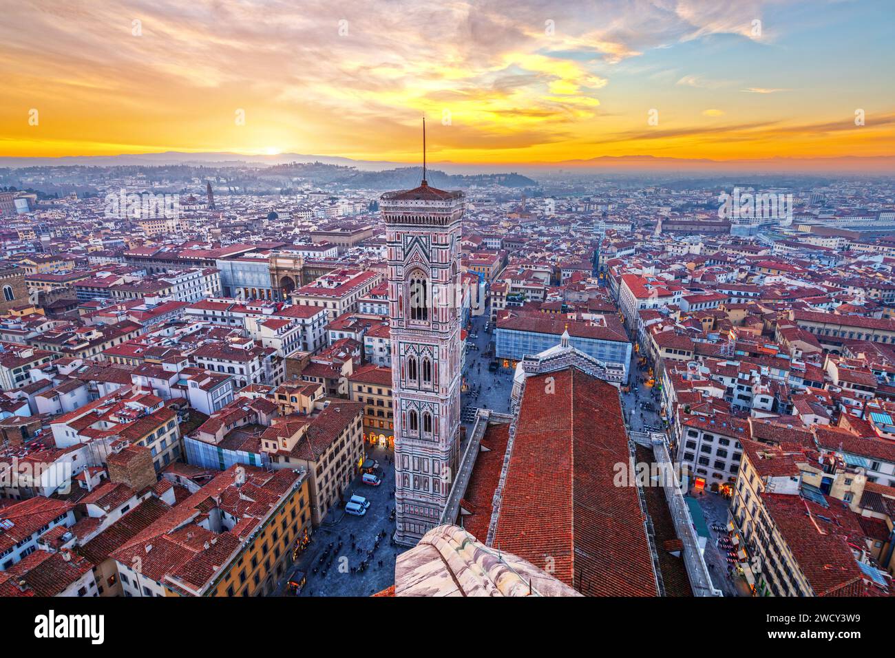 Giottos Glockenturm in Florenz, Italien von oben in der Abenddämmerung. Stockfoto
