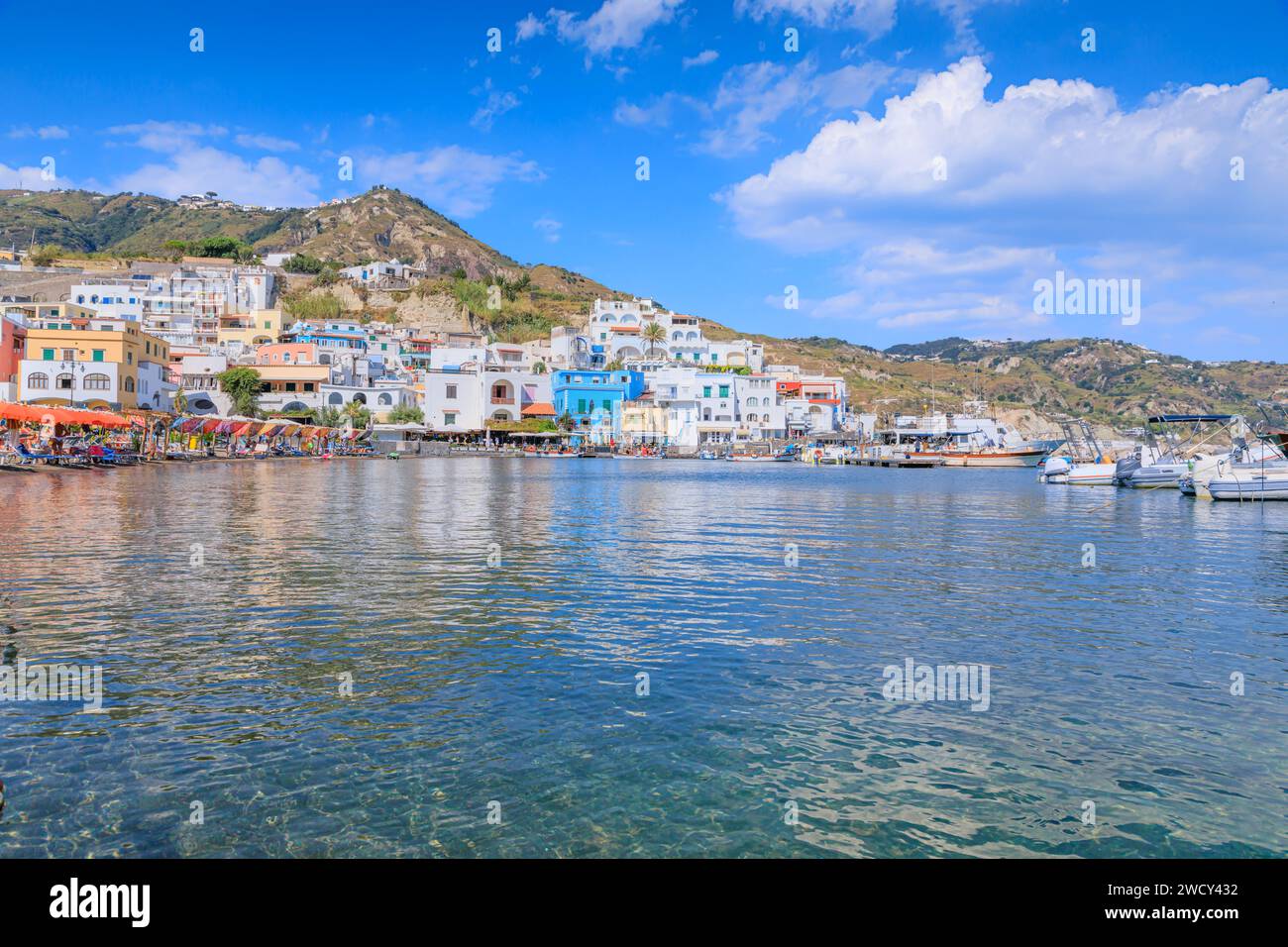 Blick auf Santangelo, ein charmantes Fischerdorf und beliebtes Touristenziel auf der Insel Ischia in Süditalien. Stockfoto