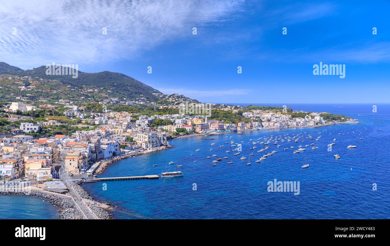 Panoramablick auf die Insel Ischia in Italien. Stadtbild von Ischia Ponte von der aragonesischen Burg. Stockfoto