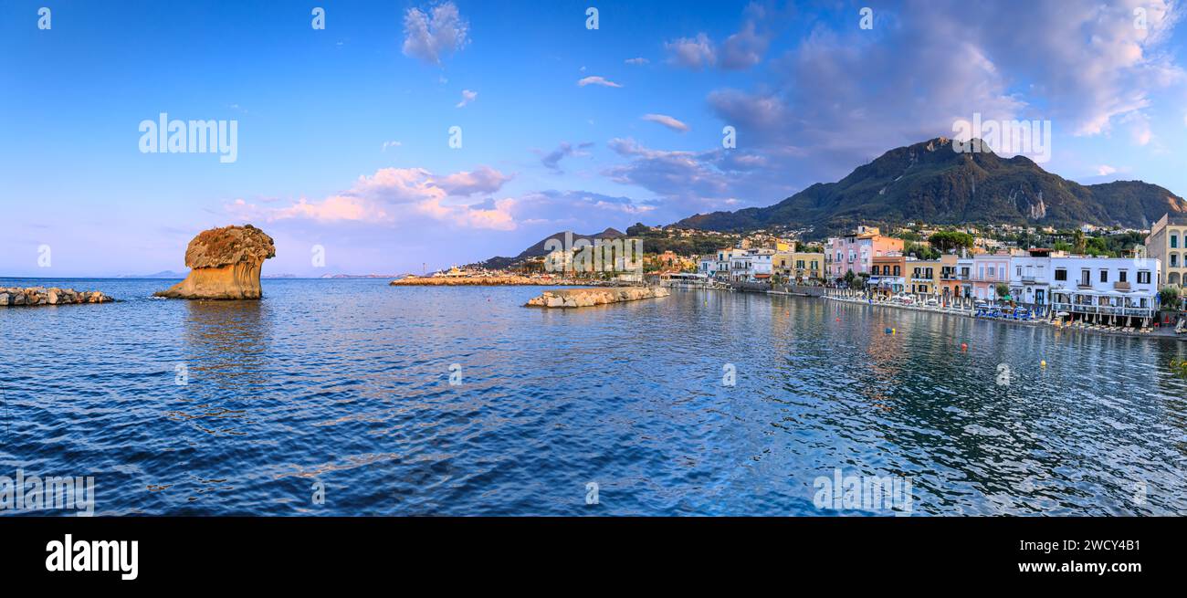 Blick auf Lacco Ameno auf der Insel Ischia. Blick auf den Fungo-Pilzfelsen, einen riesigen Tuffblock, der durch die unaufhörliche Erosion des Meeres und des Windes geformt wurde, f Stockfoto