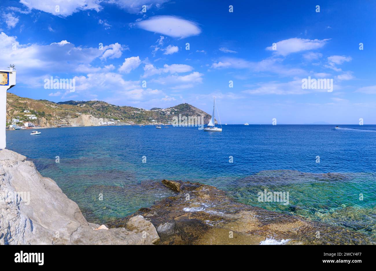 Insel Ischia in Italien: Panoramablick auf den Strand von Maronti. Stockfoto