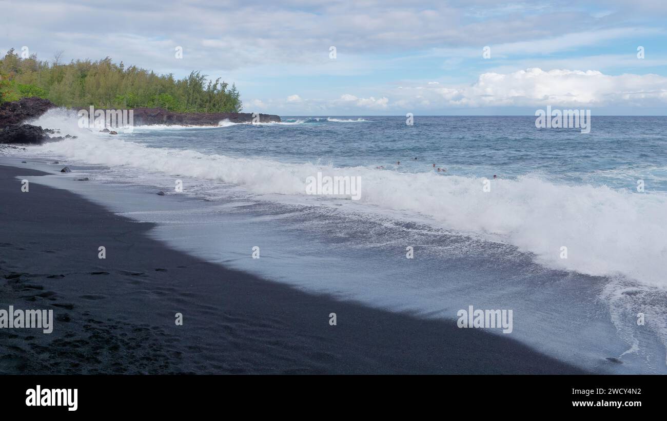 Ein schwarzer Sandstrand von Kehena im Stadtteil Puna auf Big Island, Hawaii Stockfoto