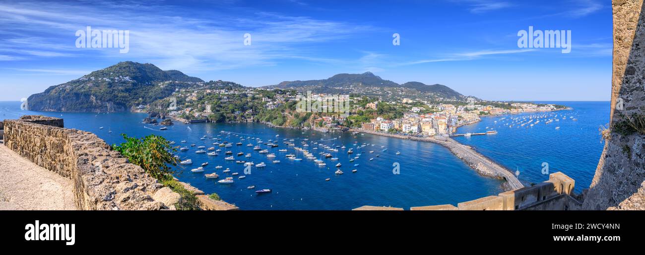 Panoramablick auf die Insel Ischia in Italien. Stadtbild von Ischia Ponte von der aragonesischen Burg. Stockfoto