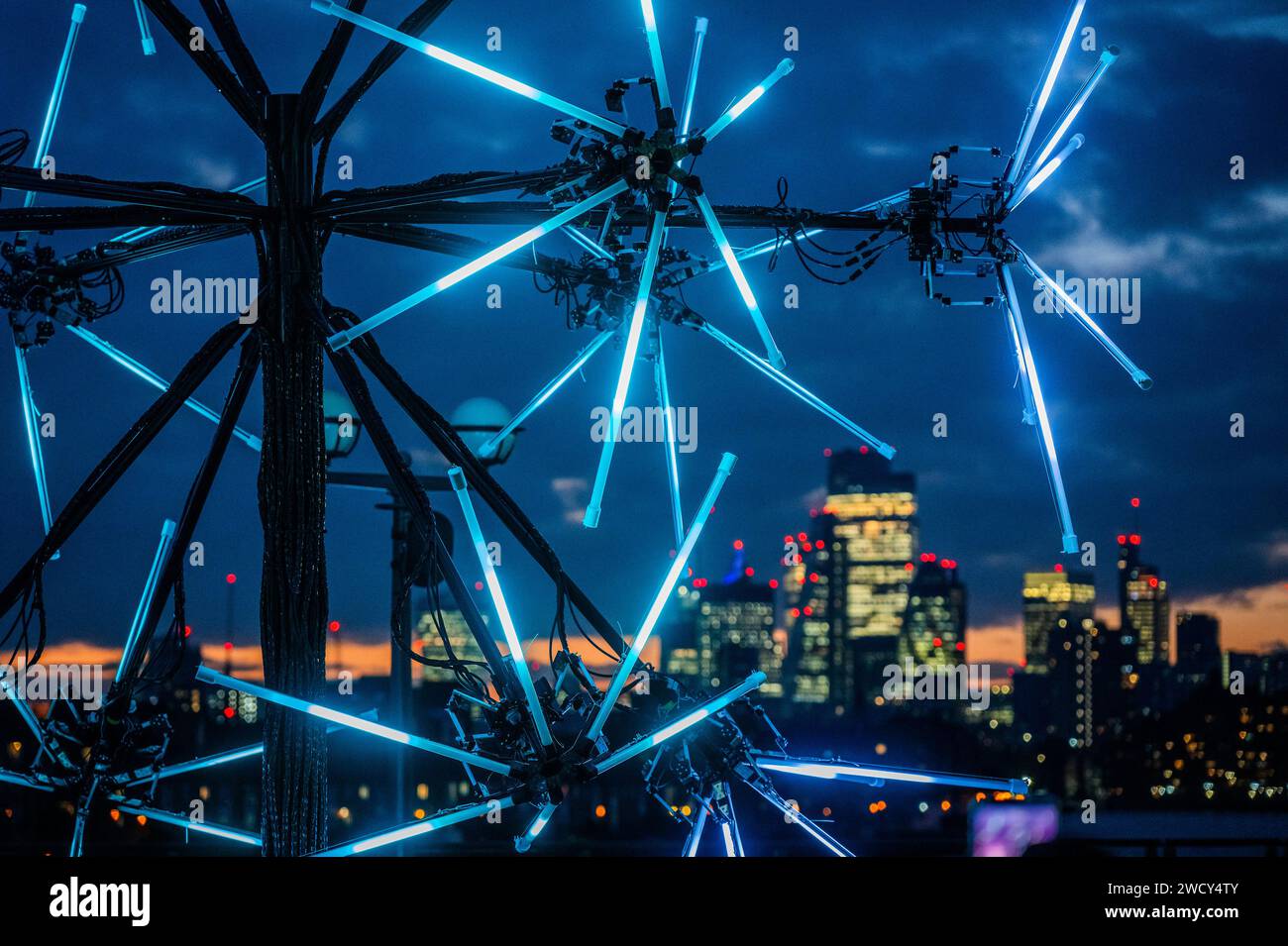 London, Großbritannien. Januar 2024. Neuron von Juan Fuentes (Spanien), am Riverside - das jährliche Winter Lights Festival von Canary Wharf kehrt ab dem 17. Januar 10 Tage zurück, nachdem letztes Jahr ein Rekordbesuch verzeichnet wurde. Die immersive Ausstellung umfasst 19 Lichtinstallationen. Guy Bell/Alamy Live News Stockfoto