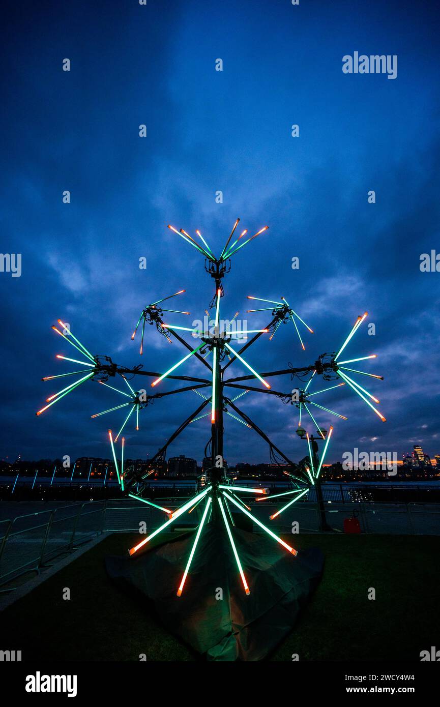 London, Großbritannien. Januar 2024. Neuron von Juan Fuentes (Spanien), am Riverside - das jährliche Winter Lights Festival von Canary Wharf kehrt ab dem 17. Januar 10 Tage zurück, nachdem letztes Jahr ein Rekordbesuch verzeichnet wurde. Die immersive Ausstellung umfasst 19 Lichtinstallationen. Guy Bell/Alamy Live News Stockfoto