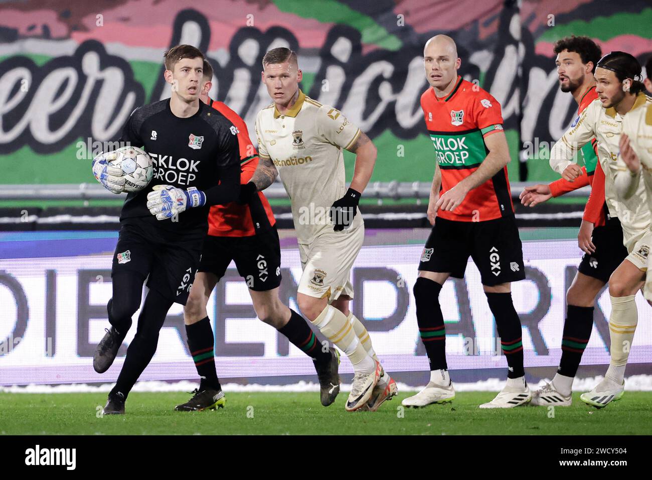 Nijmegen, Niederlande. Januar 2024. NIJMEGEN, NIEDERLANDE - 17. JANUAR: Torhüter Robin Roefs von NEC spielt mit dem Ball, Victor Edvardsen von Go Ahead Eagles, Bram Nuytinck von NEC beim TOTO KNVB Cup Spiel zwischen NEC Nijmegen und Go Ahead Eagles am 17. Januar 2024 im Goffertstadion in Nijmegen, Niederlande. (Foto: Broer van den Boom/Orange Pictures) Credit: Orange Pics BV/Alamy Live News Stockfoto