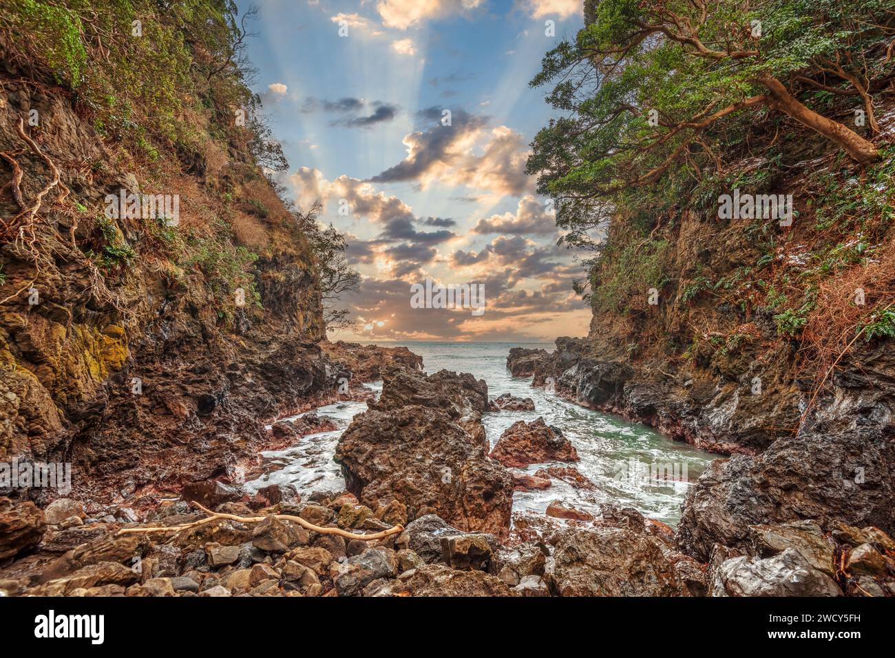 Das Japanische Meer von der Blauen Höhle in Suzu, Ishikawa, Japan. Stockfoto