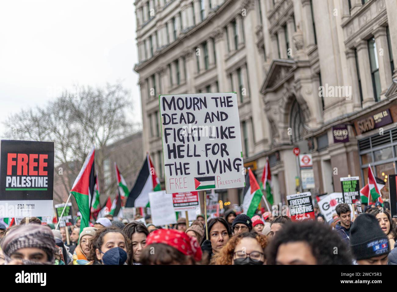 Ein globaler Tag der Proteste zog Tausende von Menschen, darunter Kinder, an, die sich ihren Weg durch das Zentrum Londons für einen pro-palästinensischen marsch bahnten, Teil eines globalen Aktionstages gegen den längsten und tödlichsten Krieg zwischen Israel und Palästinensern seit 75 Jahren. Die Demonstranten hielten Banner, Fahnen und Plakate hoch, als sie entlang des Ufers an der Themse gingen, um das palästinensische Volk in Gaza zu unterstützen. London, Vereinigtes Königreich. Stockfoto