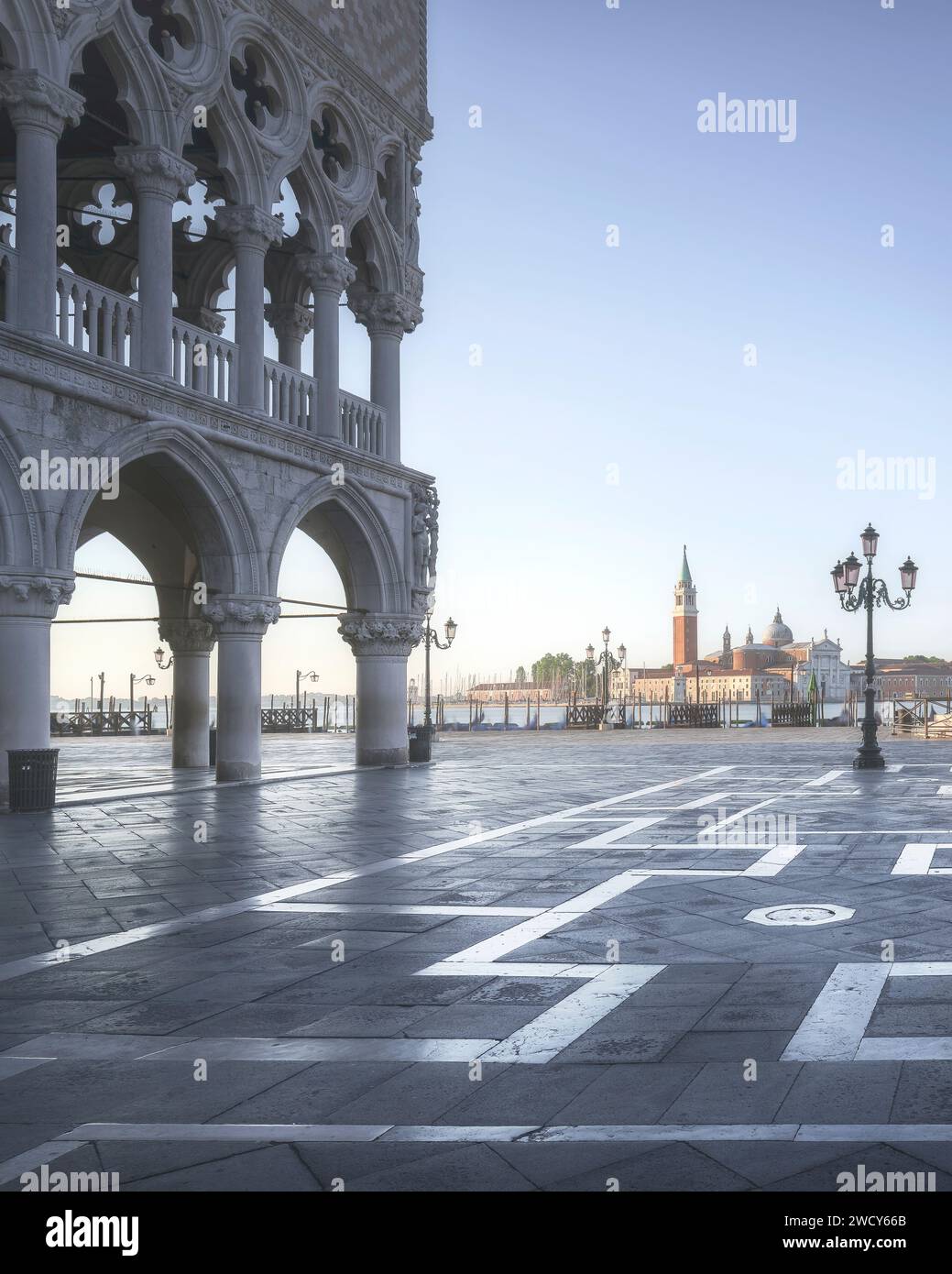 Venedig bei Sonnenaufgang, Blick auf den Markusplatz oder den Markusplatz, die Kirche San Giorgio und den Dogenpalast. Italien, Europa. Lange Belichtung. Stockfoto