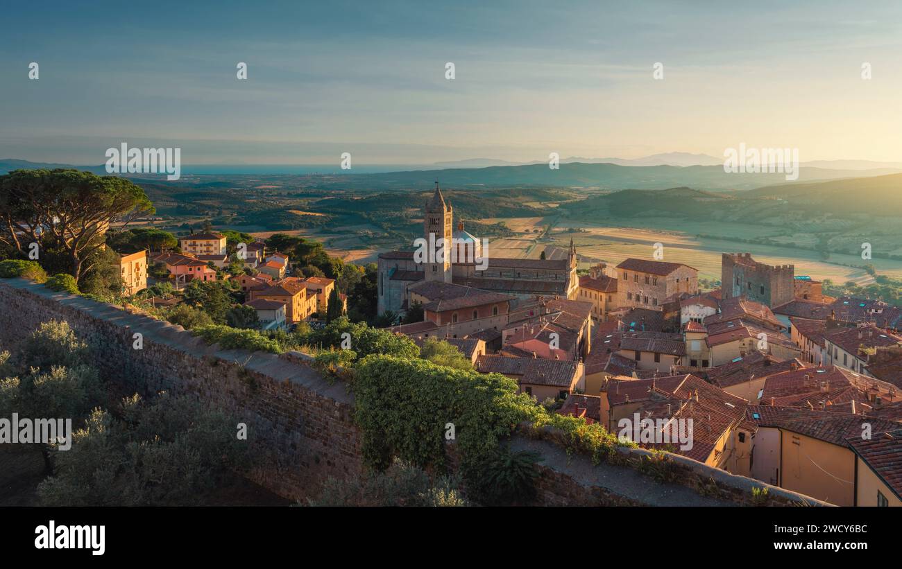 Massa Marittima Altstadt und Dom San Cerbone im Hintergrund. Blick von der Festung Cassero Senese. Toskana Region, Italien. Stockfoto