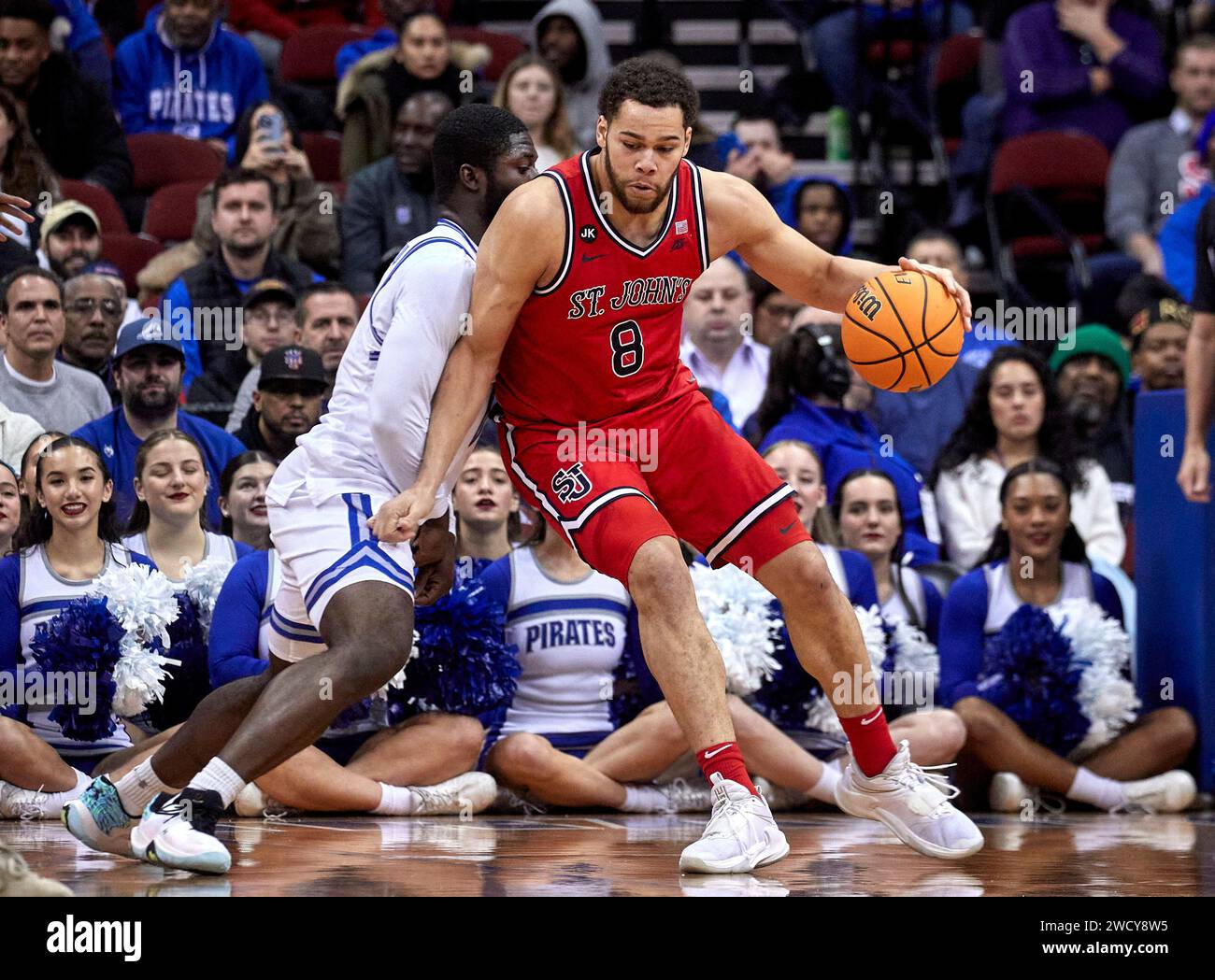 St. John's Red Storm Guard Chris Ledlum (8) versucht in der ersten Halbzeit während eines Big East Basketball Matchups im Prudential Center in Newark, New Jersey, gegen den Seton Hall Pirates Guard Dylan Addae-Wusu (0) 2024 in der ersten Halbzeit zu kämpfen. Duncan Williams/CSM Stockfoto