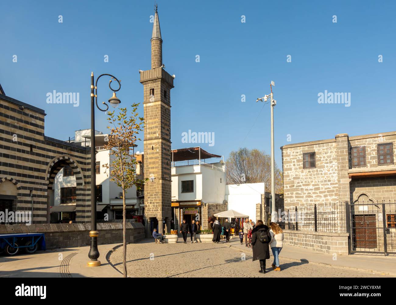 Vierbeinige Minaret-Scheich-Matar-Moschee oder Scheich-Mutahhar-Moschee, eine historische Wahrzeichen-Moschee in Diyarbakır, Türkei, Stockfoto