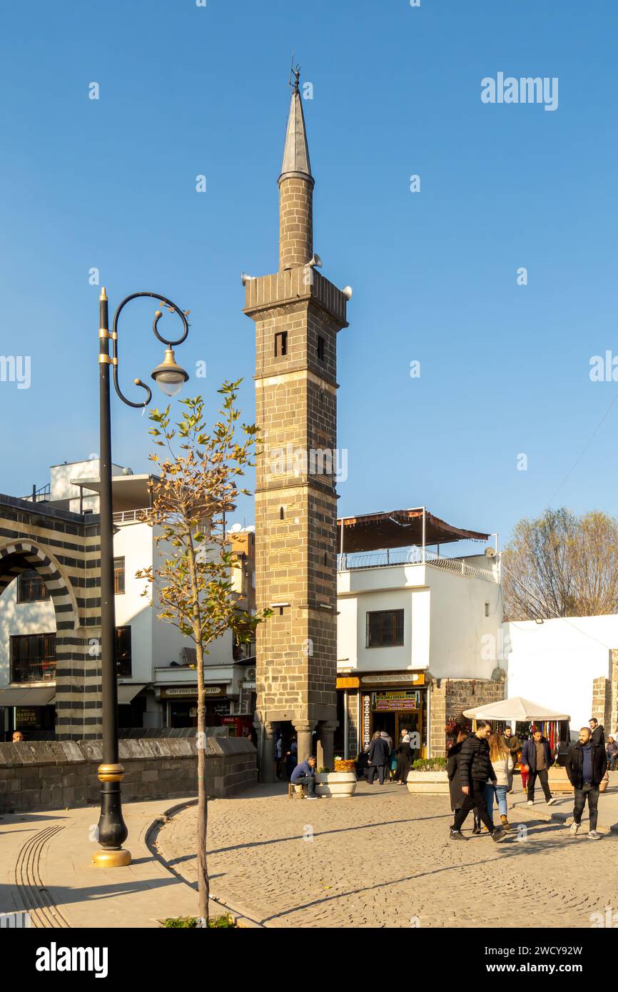 Vierbeinige Minaret-Scheich-Matar-Moschee oder Scheich-Mutahhar-Moschee, eine historische Wahrzeichen-Moschee in Diyarbakır, Türkei, Stockfoto