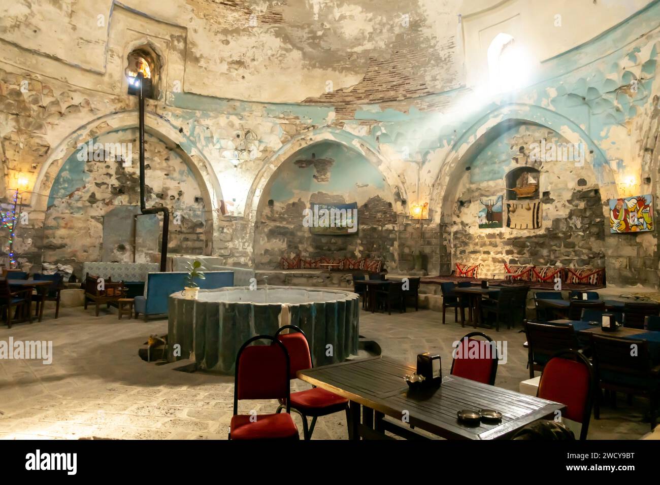 Das historische DEVE Hamam oder Deva Bath, DEVE Hamam, wurde im 16. Jahrhundert erbaut und heute als Café in einem historischen Wahrzeichen in Diyarbakir in der Türkei genutzt Stockfoto