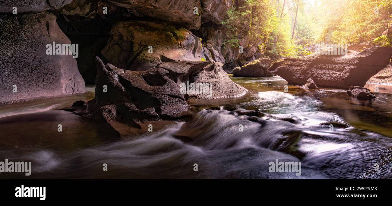 Höhle und Fluss in einer Schlucht. Kanadische Natur Hintergrund. Panorama Stockfoto