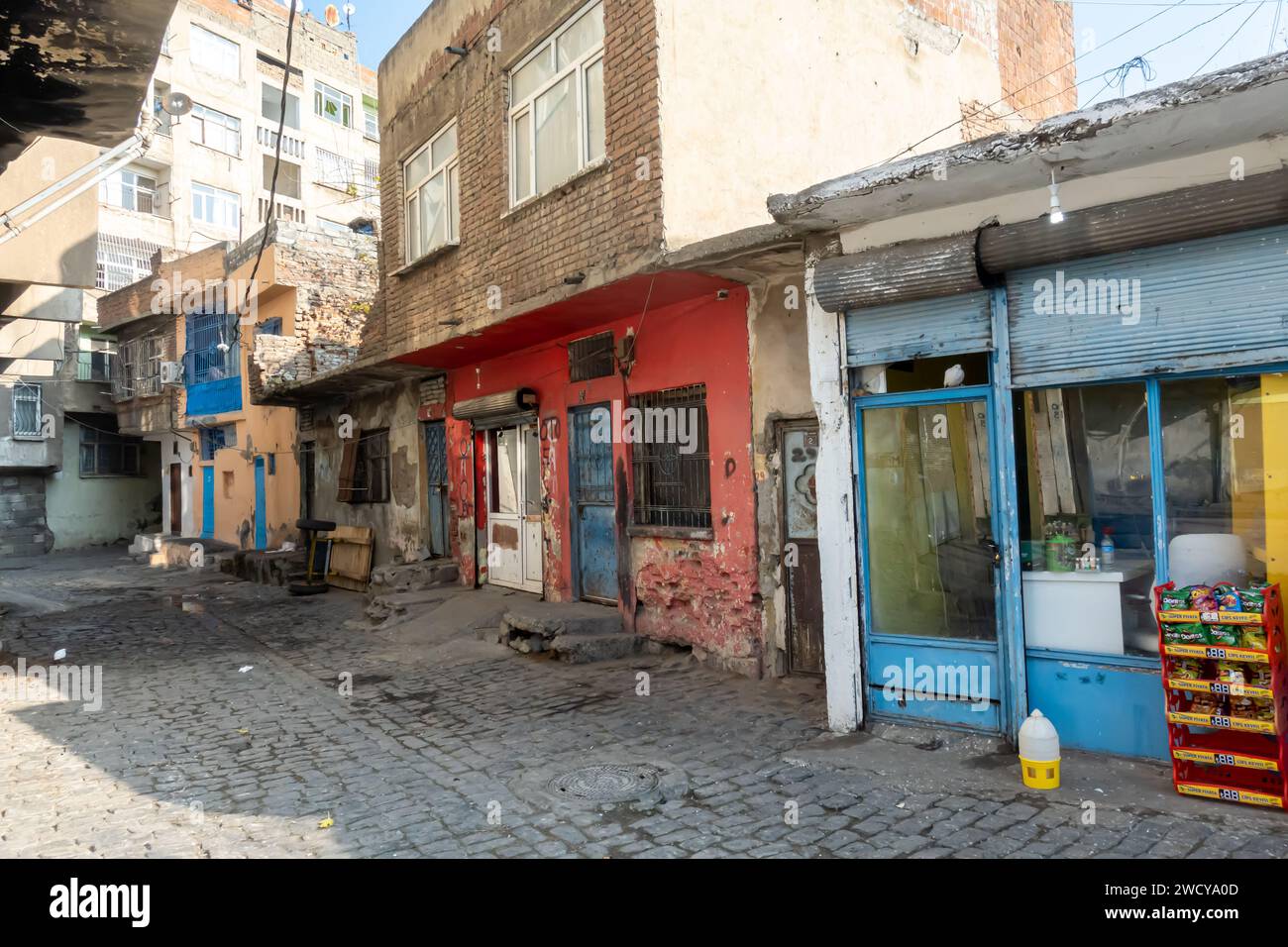 Schäbige alte Gebäude in der historischen Altstadt von Diyarbakir Türkei Stockfoto