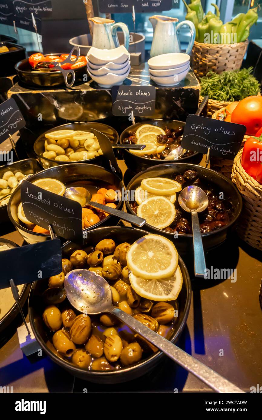 Verschiedene Oliven, türkisches Frühstück im Renaissance Izmir Hotel Stockfoto