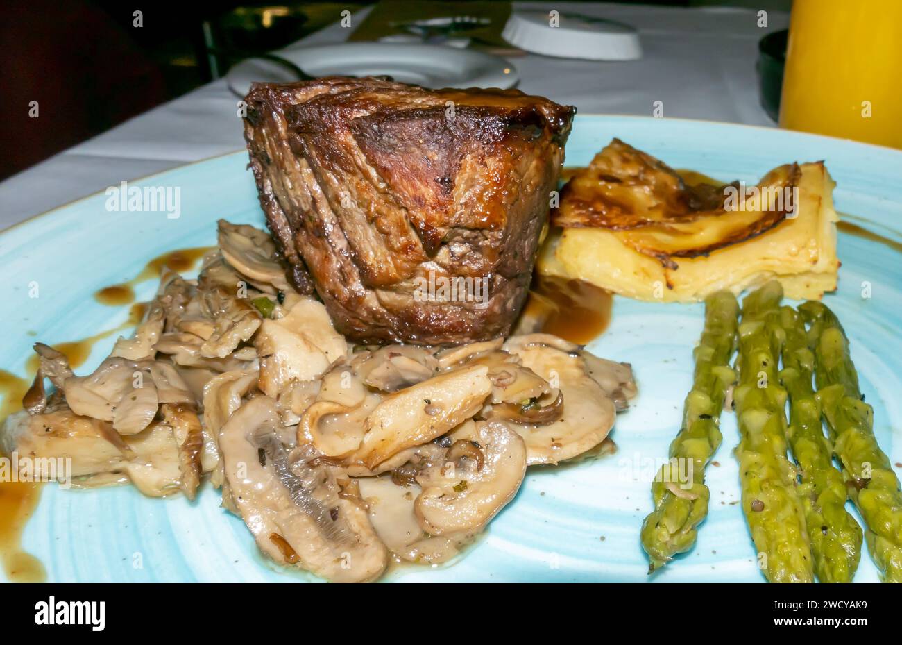 Rinderfilet mit Pilzen und Spargel orta pismis, serviert im Skyfire Restaurant Izmir Turkey Stockfoto