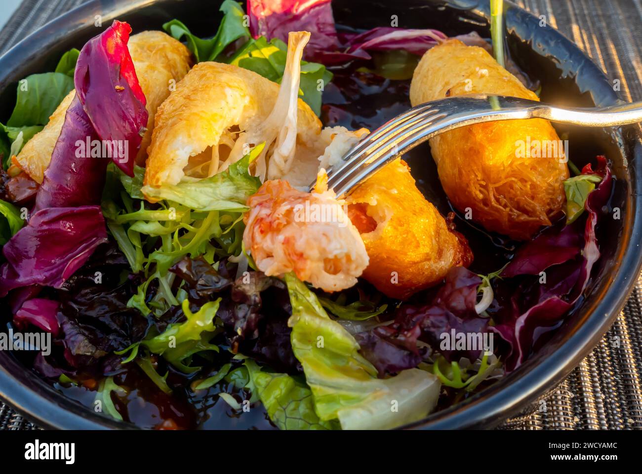 Shrimps gerollt mit gehacktem Teig, serviert im Skyfire Restaurant Izmir Türkei Stockfoto