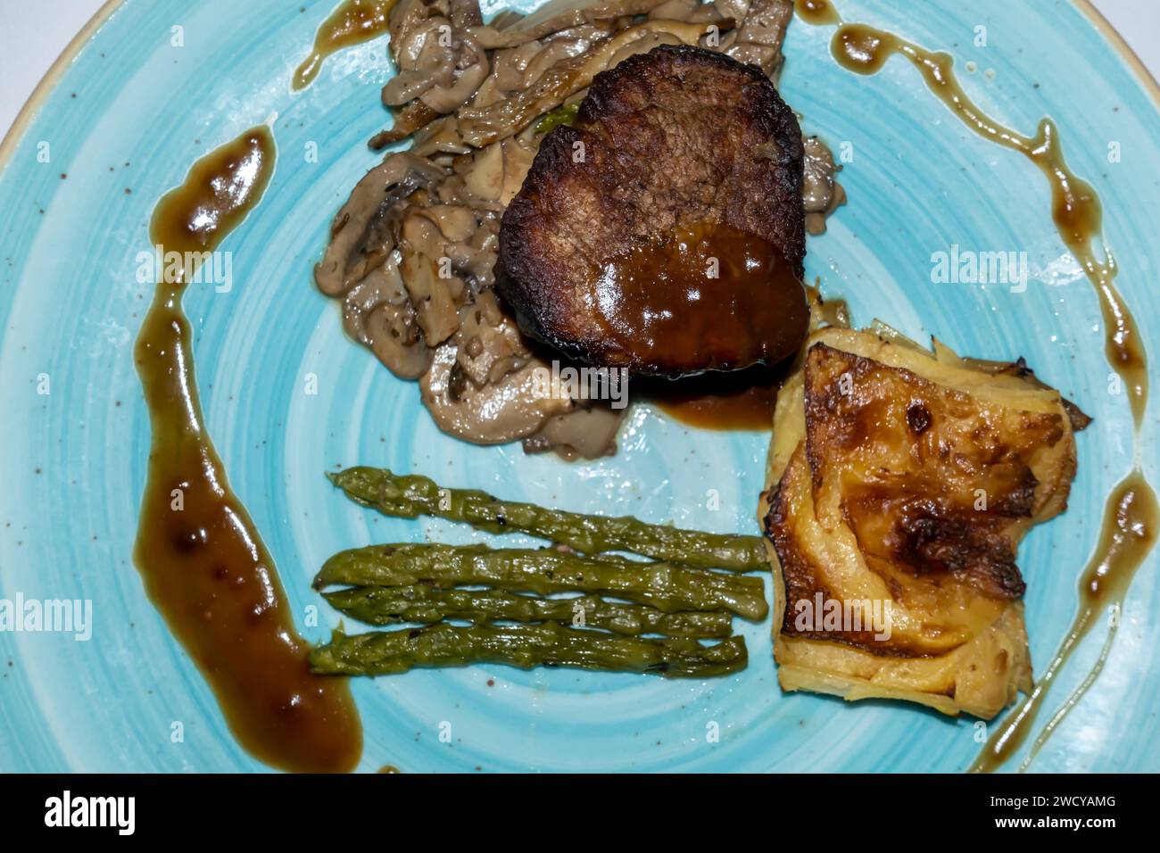 Rinderfilet mit Pilzen und Spargel orta pismis, serviert im Skyfire ...