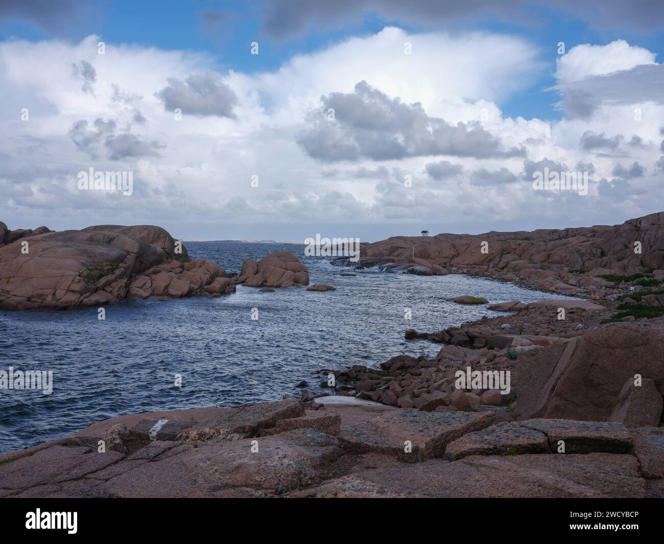 Landschaftsaufnahme von verwitterter und abgerundeter Granitküste in Westschweden. Es gibt einen blauen Himmel Hintergrund. Stockfoto