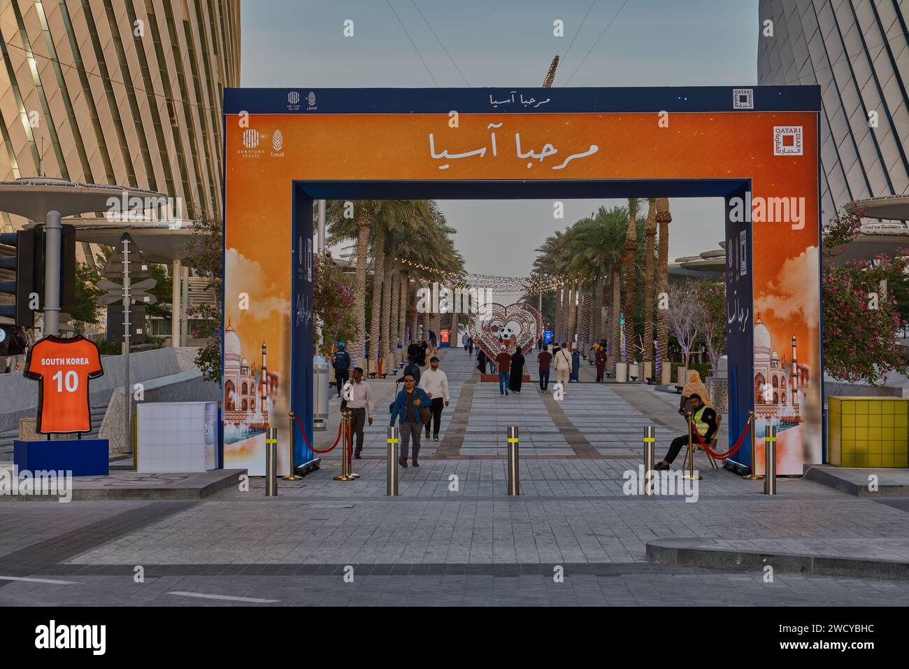 Lusail Boulevard in Lusail, Katar, zeigt Hello Asia Parade der Länder, die am AFC Asian Cup 2023 teilnehmen, um die kulturelle Vielfalt Asiens zu feiern Stockfoto