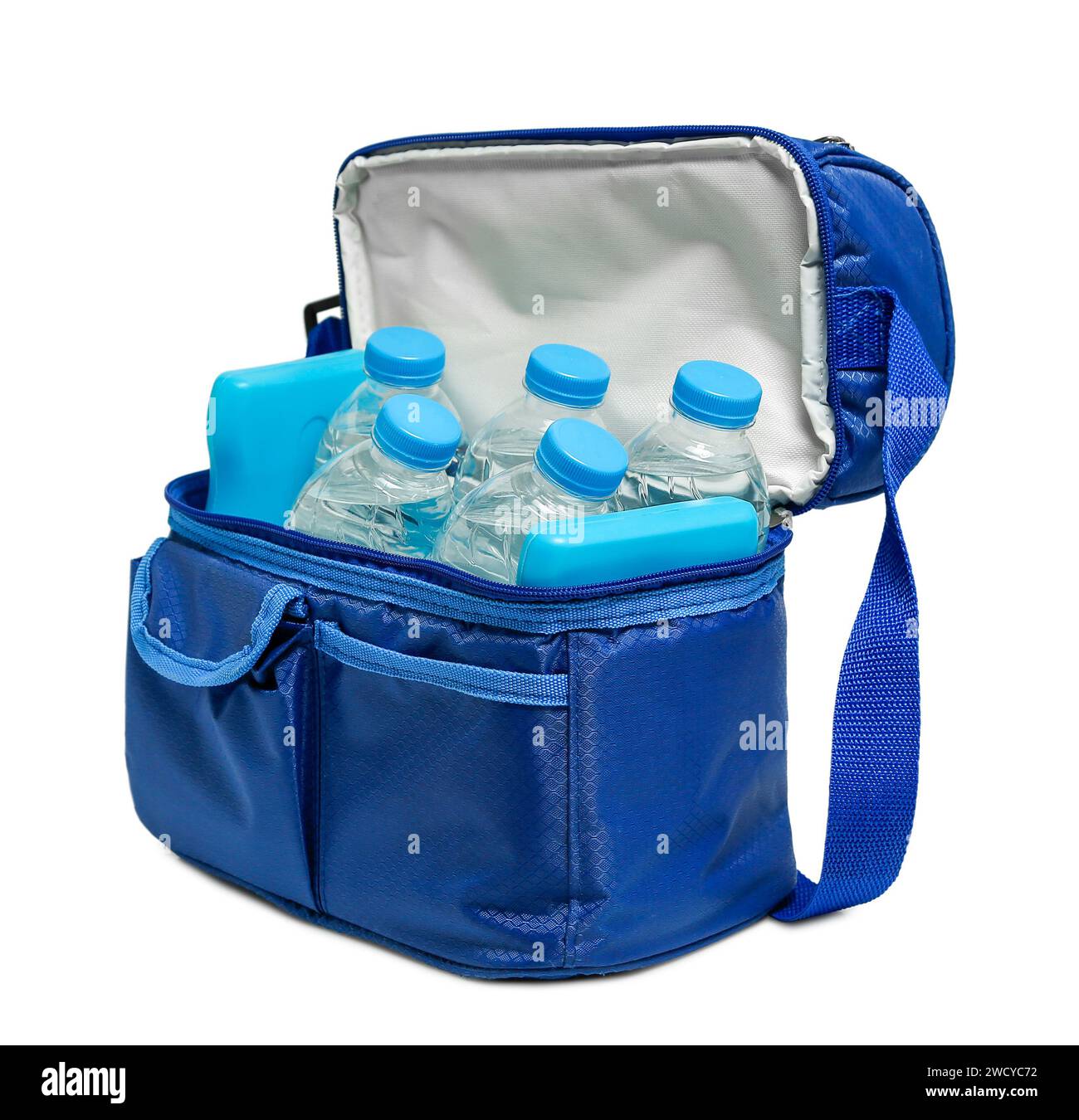 Blauer Kühlbeutel mit Flaschen mit Wasser isoliert Stockfoto