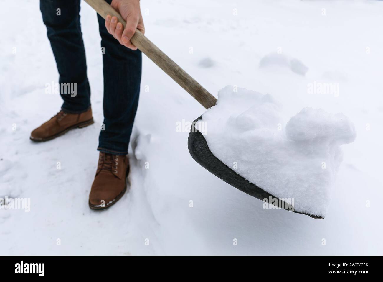 Ein Mann entfernt mit einer Schaufel Schnee Stockfoto