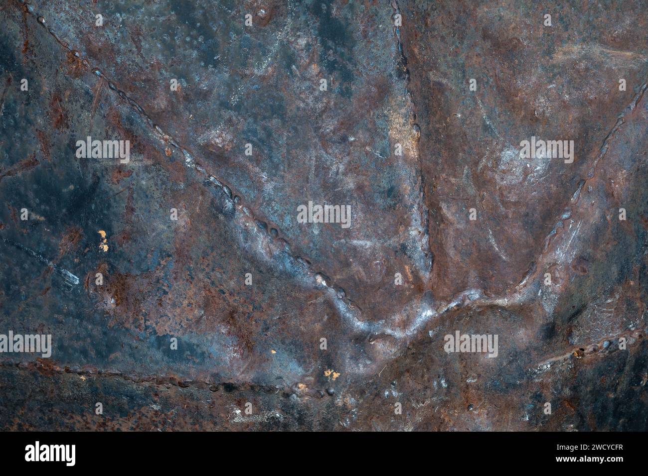 Hintergrund eines alten Metallschildes mit abgenutzter Farbe und Spuren von Korrosion Stockfoto