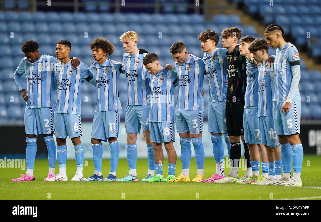 Die Spieler von Coventry City legen eine Schweigeminute vor dem Spiel der vierten Runde des FA Youth Cup in der Coventry Building Society Arena, Coventry, ein. Bilddatum: Mittwoch, 17. Januar 2024. Stockfoto