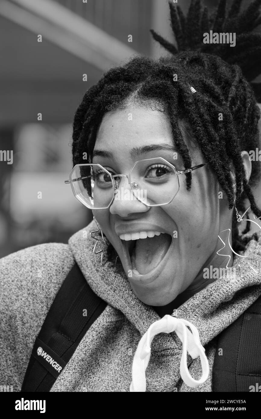 Schöne afroamerikanische Frau, Gesicht nah, Zähne lächeln, glücklich positiv. Glückliche junge afroamerikanische Frau lächelt in die Kamera. Im Freien Stockfoto