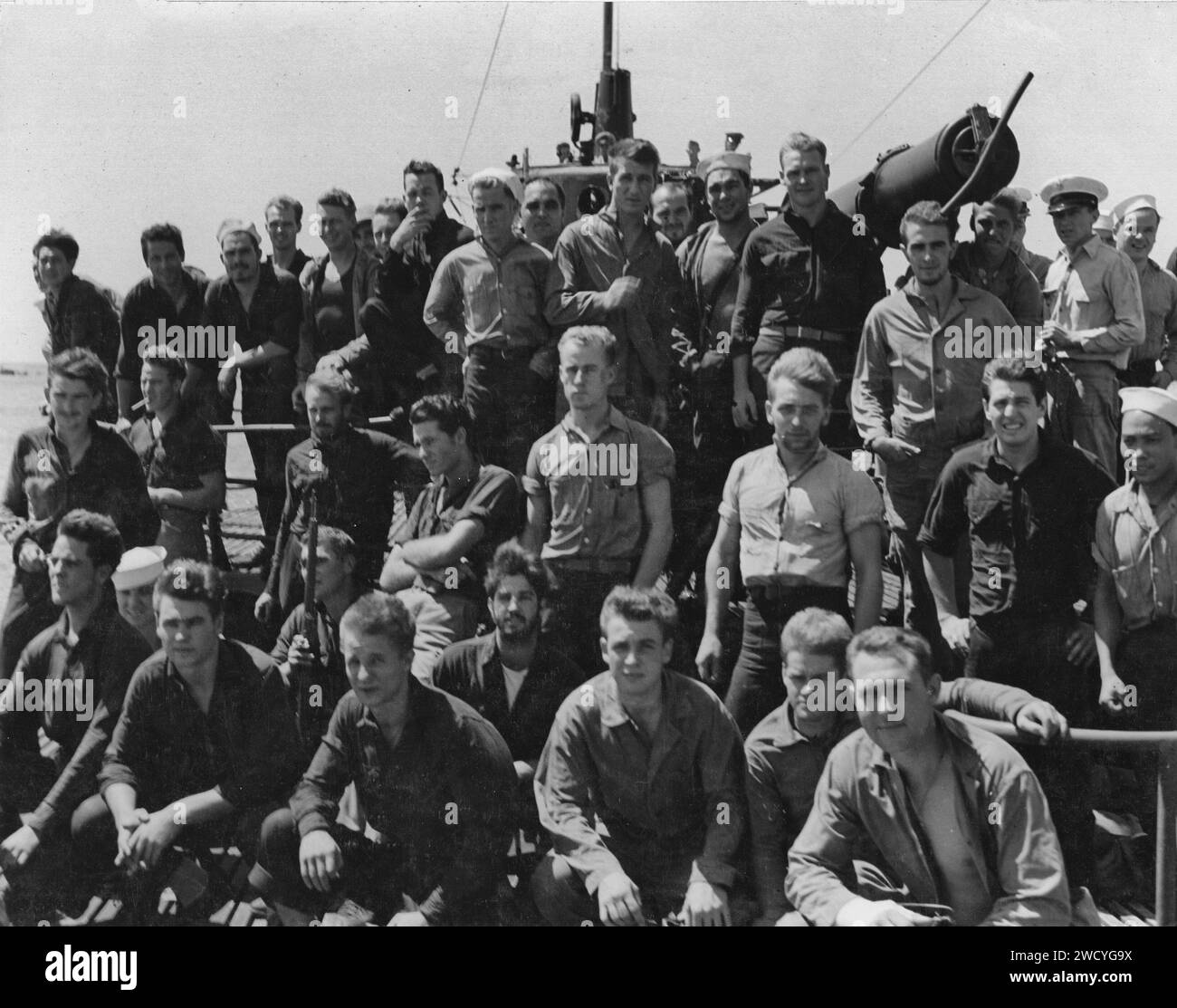 Foto von Marine Commandos an Bord der USS Nautilus, die nach einem RAID auf Makin Island in Pearl Harbor einmarschiert Stockfoto