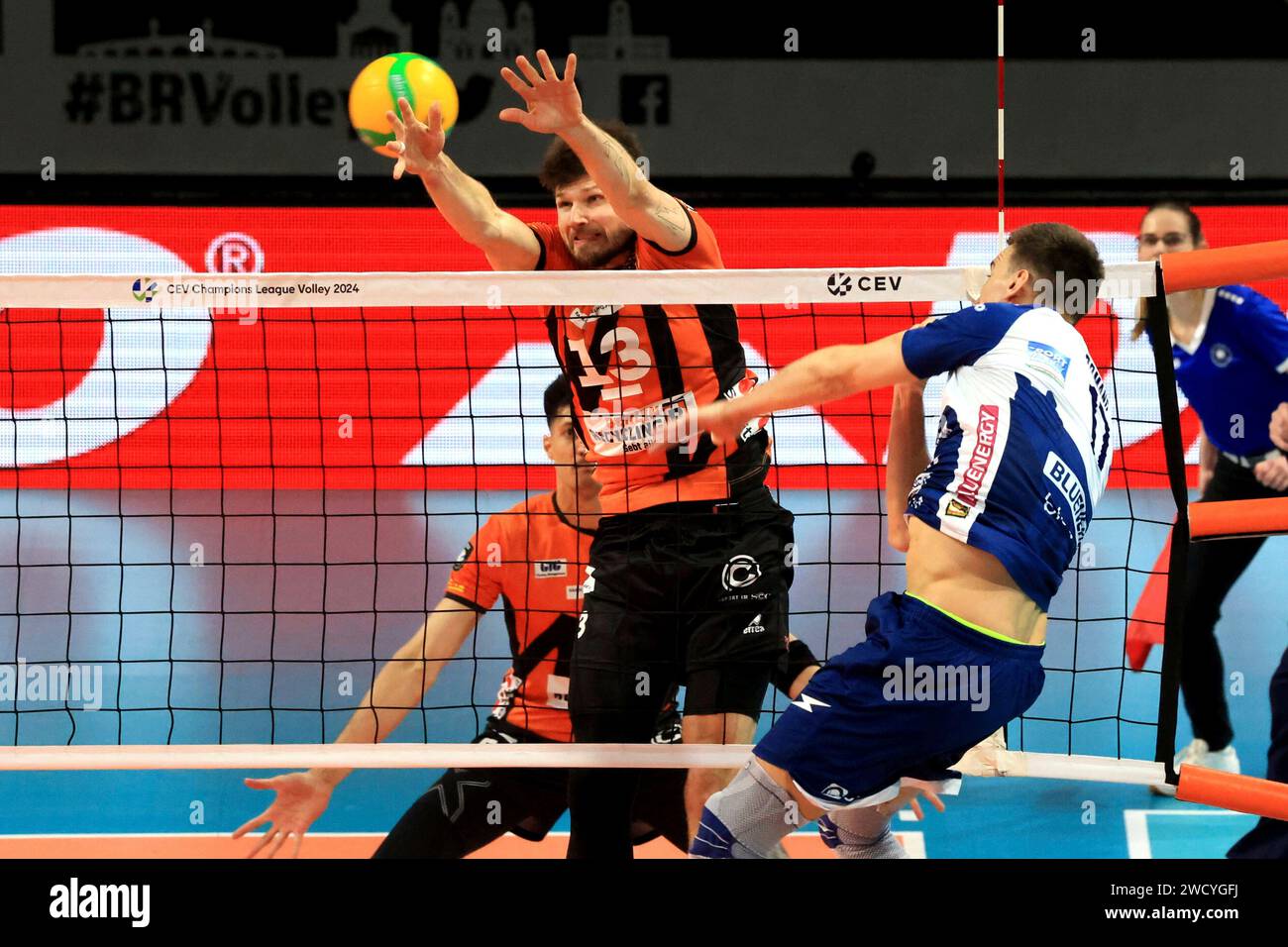 Berlin, Deutschland. Januar 2024. 17.01.2024, Max-Schmeling-Halle, Berlin, DEU, Europapokal, BR Volleys vs. Piacenza, im Bild Ruben Schott (BR Volleys #13), Yuri Romano (Piacenza #17) Foto: Jürgen Engler/nordphoto GmbH/dpa/Alamy Live News Stockfoto