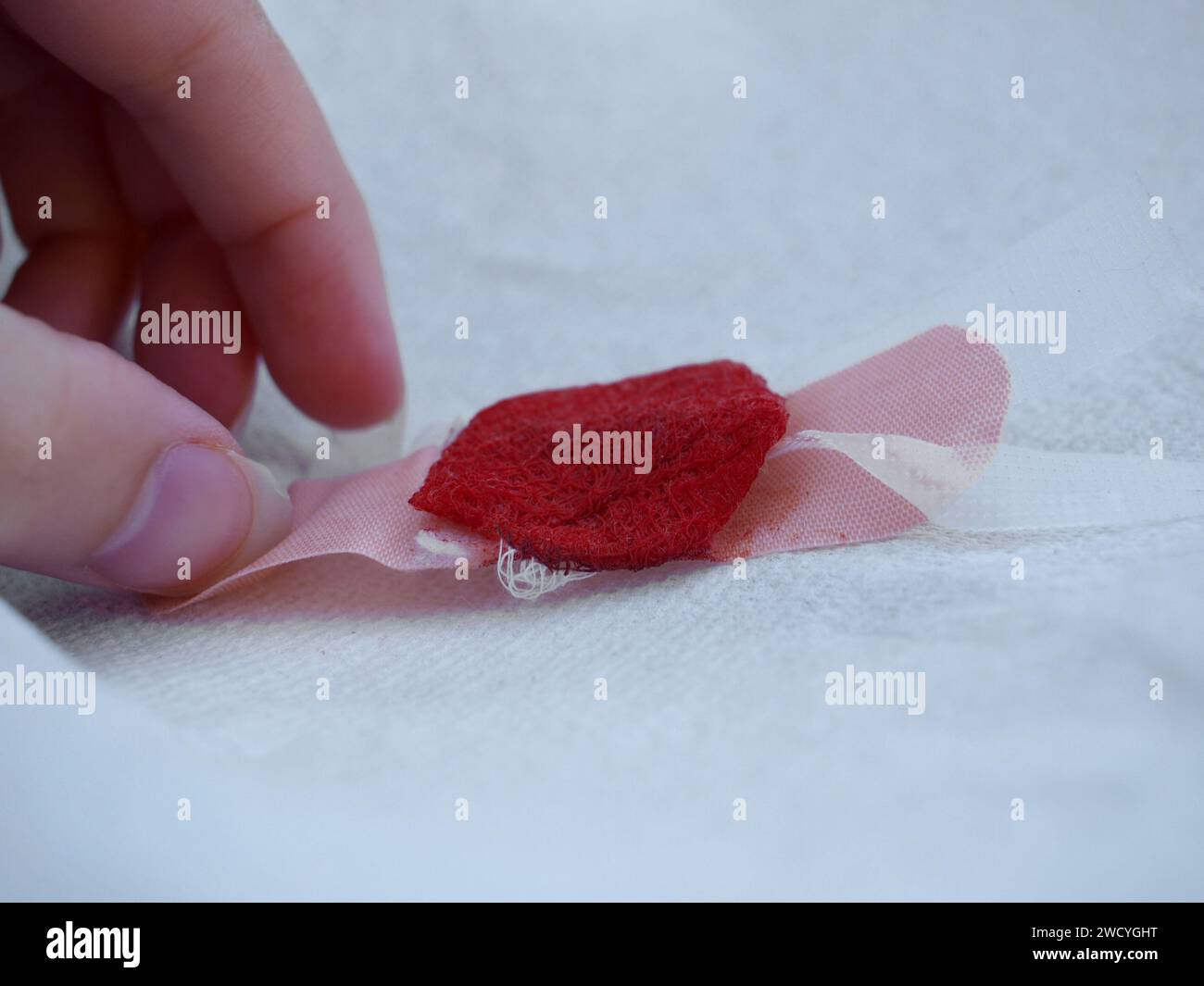 Nahaufnahme von weiblichen Fingern, die erste-Hilfe-Verband für Wunde nehmen. Stockfoto